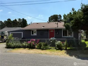 This home is less than 5 minutes walking to the mighty Pacific!