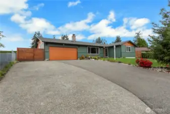Rv parking and plenty of driveway parking