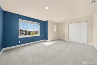 Large bonus room or 4th bedroom
