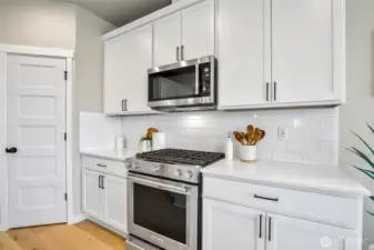 Photographs are for illustrative purposes only. Features, finishes, interior/exterior colors, landscaping and floorplan shown may vary from actual homes built.