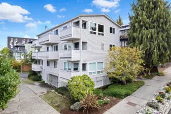 Great location!   Commuters dream with easy access to I-5, Downtown, South Lake Union, University of WA, and Capitol Hill.  Well-maintained, small 5-Unit Building in the heart of Eastlake.