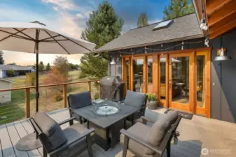 Great deck for entertaining!