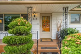Adorable covered front patio