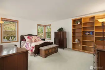 Generous en suite Primary Bedroom