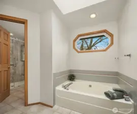Soaking tub