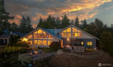 Stunning sunsets and west side views of Puget Sound await!