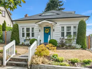 Charming 1918 bungalow just blocks from Proctor shops and restaurants