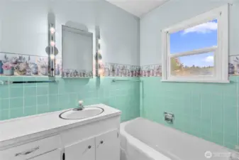 Full bathroom between the two main floor bedrooms.