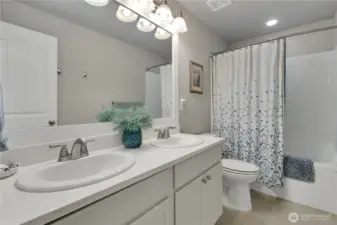 Upper Level full bath
