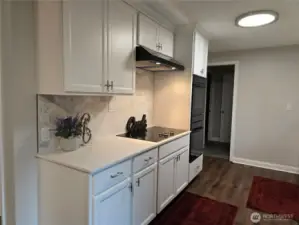 Gorgeous tile work, new cabi ets and appliances, double over.