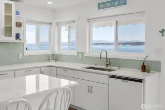 Eat-in kitchen w/VIEWS