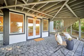 Entrance to separate apartment.