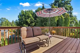Beautiful Trex Deck off kitchen/dining area