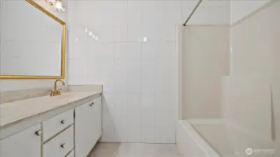 Full 2nd bedroom bathroom.