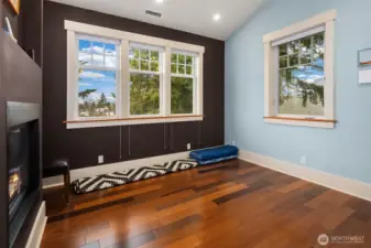 Primary bedroom office/den