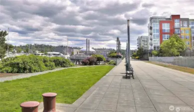 This walkway extends all along the The Foss Waterway, connecting several residential buildings, restaurants, parks and marine activities.