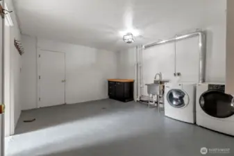2nd laundry room on lower floor