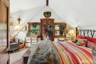 Upstairs bedroom 1/Primary bedroom