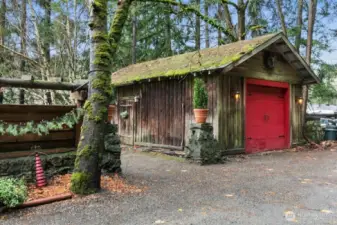 Detached garage with loads of space