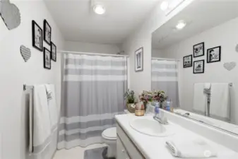 Hallway full bathroom with tub/shower combo.