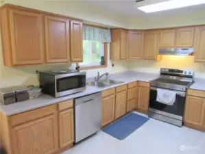 Solid Wood Kitchen w/Newer Appliances