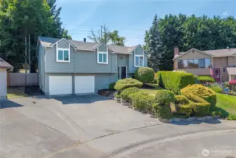 Beautifully updated home in quiet dead-end cut-de-sac