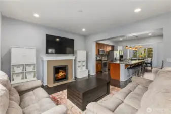 Full living, kitchen and dining room on main level