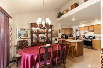 Eating area off family and kitchen