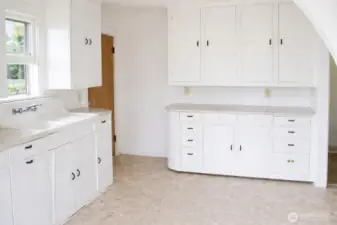 Great sized kitchen! *Images from before current tenancy - home is a fixer*.