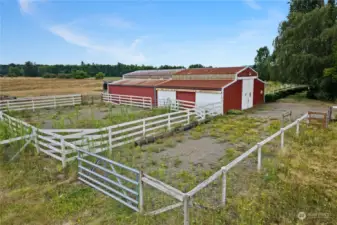 Outside view of the horse barn with 5 separate stalls.