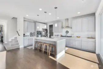 Gorgeous kitchen with all top-end applicances