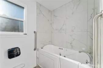 Primary bath w/walk-in jetted tub