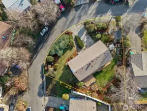 Check out that great lot! Garden space, deck, lots of parking all in a quiet cul-de-sac