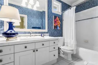 Guest suite full bath