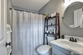 Upstairs full guest bathroom