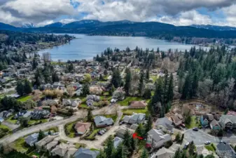 Easy walking distance to Lake Whatcom, convenience store and restaurants
