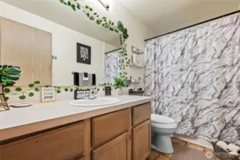 Full Bathroom in Primary En-Suite