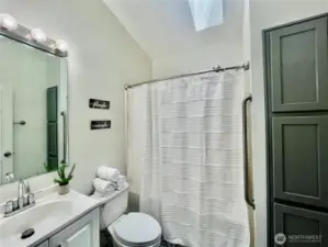 Full bath off Hallway