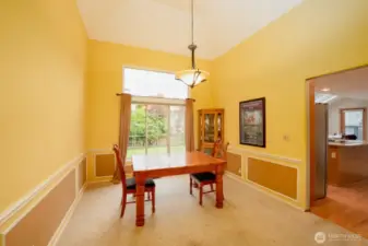 Accented walls in the dining room