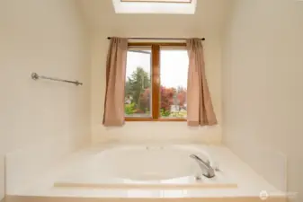 Luxurious soaking tub
