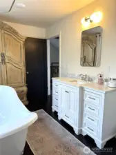 Guest house luxurious bath