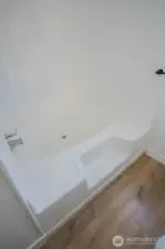 bath of primary with large soaking tub