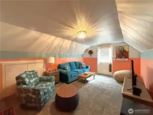 ADU/2nd floor living room with seprate access from 2nd floor or main floor