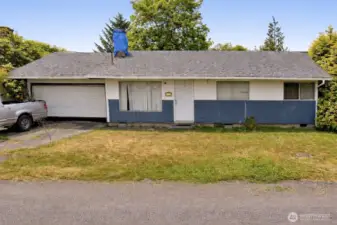 Great sized rambler on massive lot! Home needs some love, but is phenomenal value at this price point.