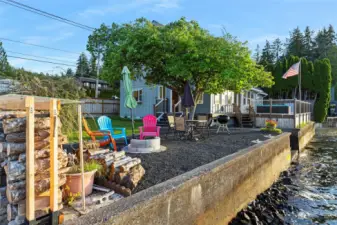 Cozy Area w/ Firepit to enjoy the endless Summer Nights!