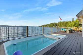 In-Deck Pool w/ Jacuzzi at the waters edge of the Hood Canal!