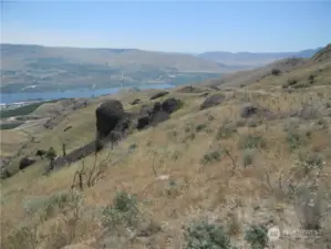 West rim, view SSW. Columbia River.  NW Corner 80N just on South side of dark basalt.