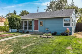 Located on a quiet street blocks way from shopping, dining and parks. Well-kept area with lovely yards and strollable sidewalks. Exterior was just repainted!