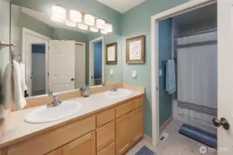 Upstairs full hall bathroom.