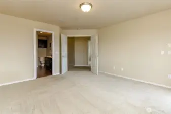 Primary bedroom w/ensuite bathroom